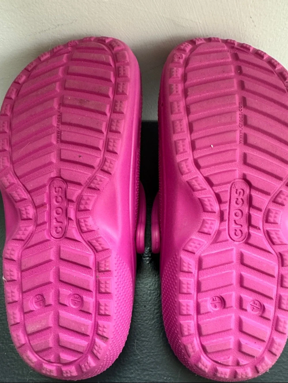 CROCS Classic Cozy Sherpa Lined Fuchsia/Hyper Pink Clog W7/M5 - Picture 2 of 10